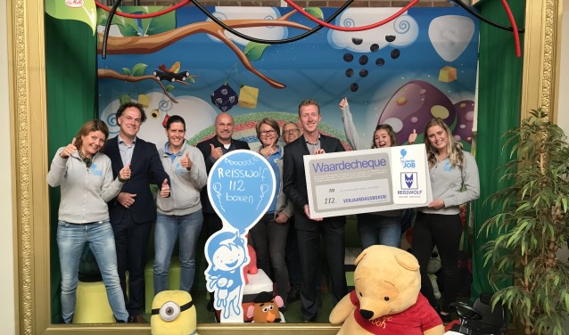 Aan mevrouw Amber Merkus (ambassadeur Stichting Jarige Job)werden 112 verjaardagsboxen overhandigd.