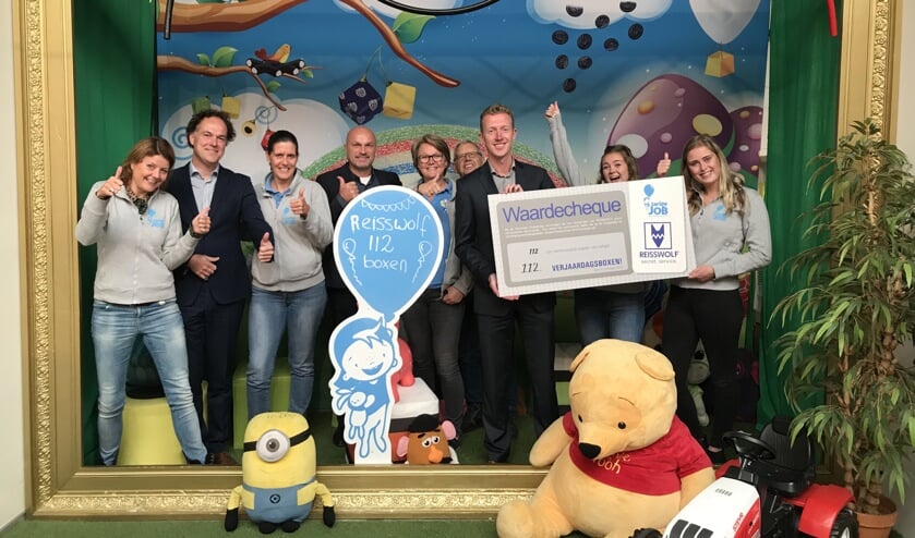 Aan mevrouw Amber Merkus (ambassadeur Stichting Jarige Job)werden 112 verjaardagsboxen overhandigd.