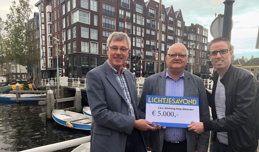 Voorzitter van Lions Club Alkmaar, Ian van Adelberg (rechts), overhandigt de cheque met de opbrengst van 2019 aan Stichting Help-Elkander: voorzitter Johan Borchelt (midden) en penningmeester Richard den Bak (links)