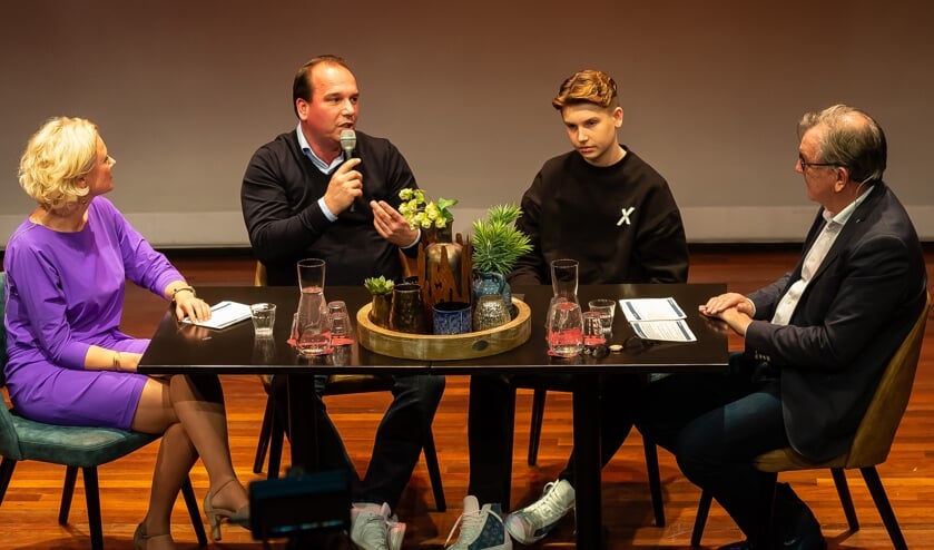 Vader Dennis en zoon Daan van Marle aan tafel bij Carola de Ruijter en Jaap Sluis.