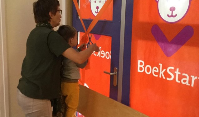 Aan Jeanet Doodeman de eer om samen met een van de kinderen het lint door te knippen.