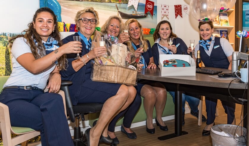 Dorien (tweede van links) met haar collega's Giovana, Marianne, Maria, Rachèl en Brenda.