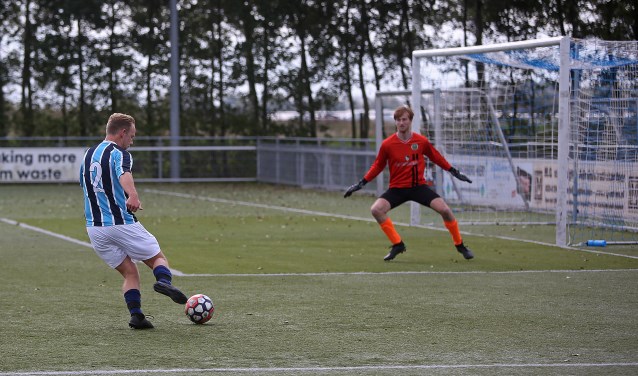 UNO kan het niet bolwerken tegen VEW. Ook deze kans van een UNO-speler alleen voor de keeper wordt niet benut.