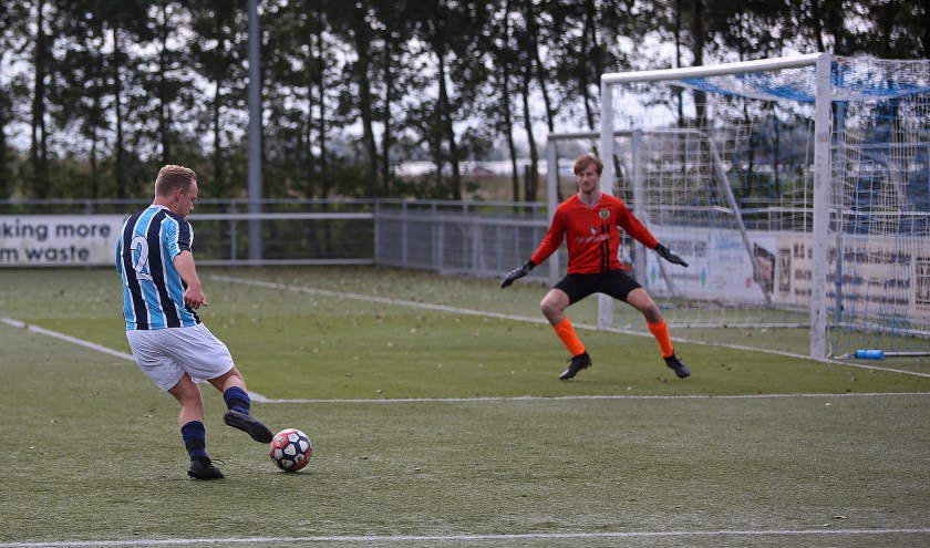 UNO kan het niet bolwerken tegen VEW. Ook deze kans van een UNO-speler alleen voor de keeper wordt niet benut.