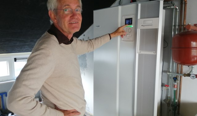 De warmtepomp staat op zolder. Herman legt uit hoe die werkt.