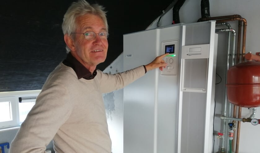 De warmtepomp staat op zolder. Herman legt uit hoe die werkt.