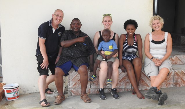In 2016 zijn Dick, Moniek en hun dochter Sandra naar Zuid-Afrika geweest om Patrick te bezoeken. Op de foto: Dick. Moniek, Sandra, Patrick en twee van zijn eigen kinderen.