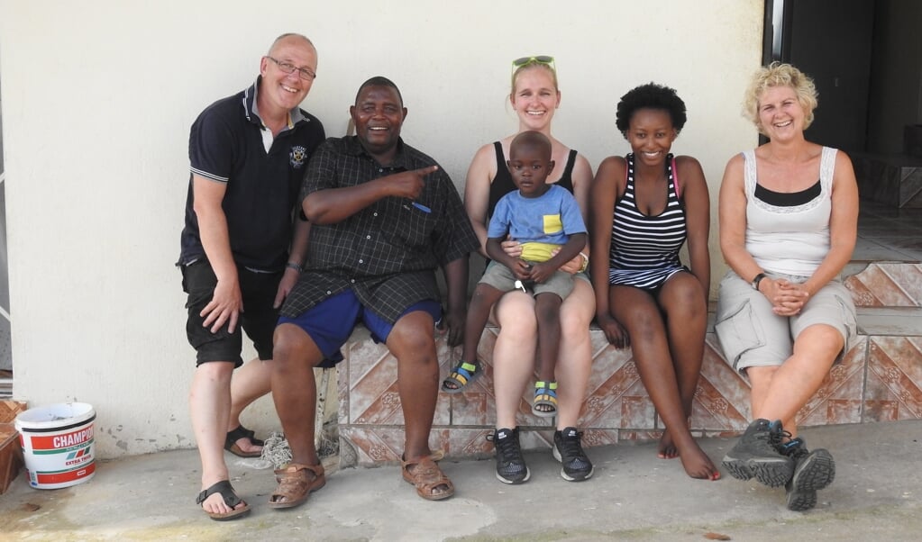 In 2016 zijn Dick, Moniek en hun dochter  Sandra naar Zuid-Afrika geweest om Patrick te bezoeken. Op de foto: Dick. Moniek, Sandra, Patrick en twee van zijn eigen kinderen.