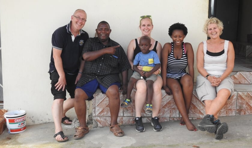 In 2016 zijn Dick, Moniek en hun dochter Sandra naar Zuid-Afrika geweest om Patrick te bezoeken. Op de foto: Dick. Moniek, Sandra, Patrick en twee van zijn eigen kinderen.
