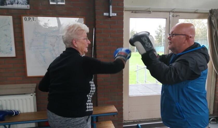 Boksen is ook leuk voor ouderen. Kees Spanjaardt fungeert tijdens de training als sparringpartner.