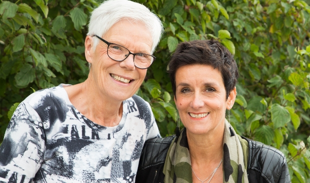 Juf Lida (l) en juf Nellie nemen 3 jullie afscheid van hun leerlingen op de Jozefschool in Medemblik.