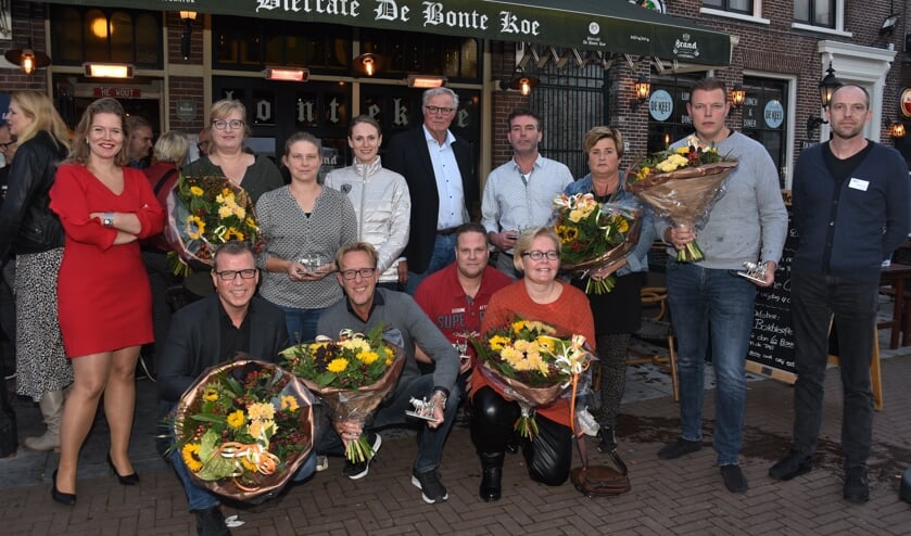 Alle genomineerden en beide voorzitters van de PRO gingen na afloop o de foto