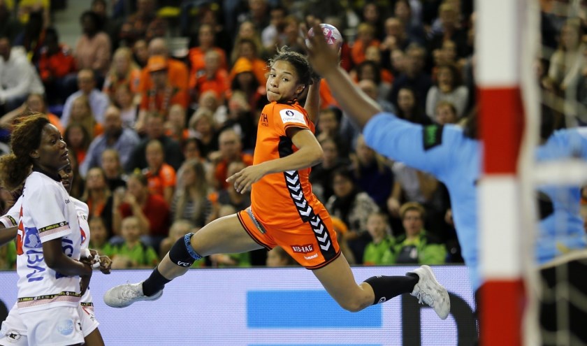 De Heerhugowaardse Delaila Amega in actie voor Oranje.