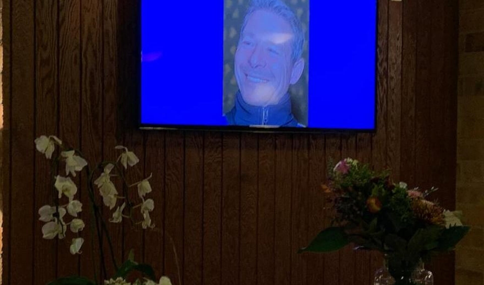 Een foto van Dave Lange is te zien op een scherm in de kantine van DIOS. 