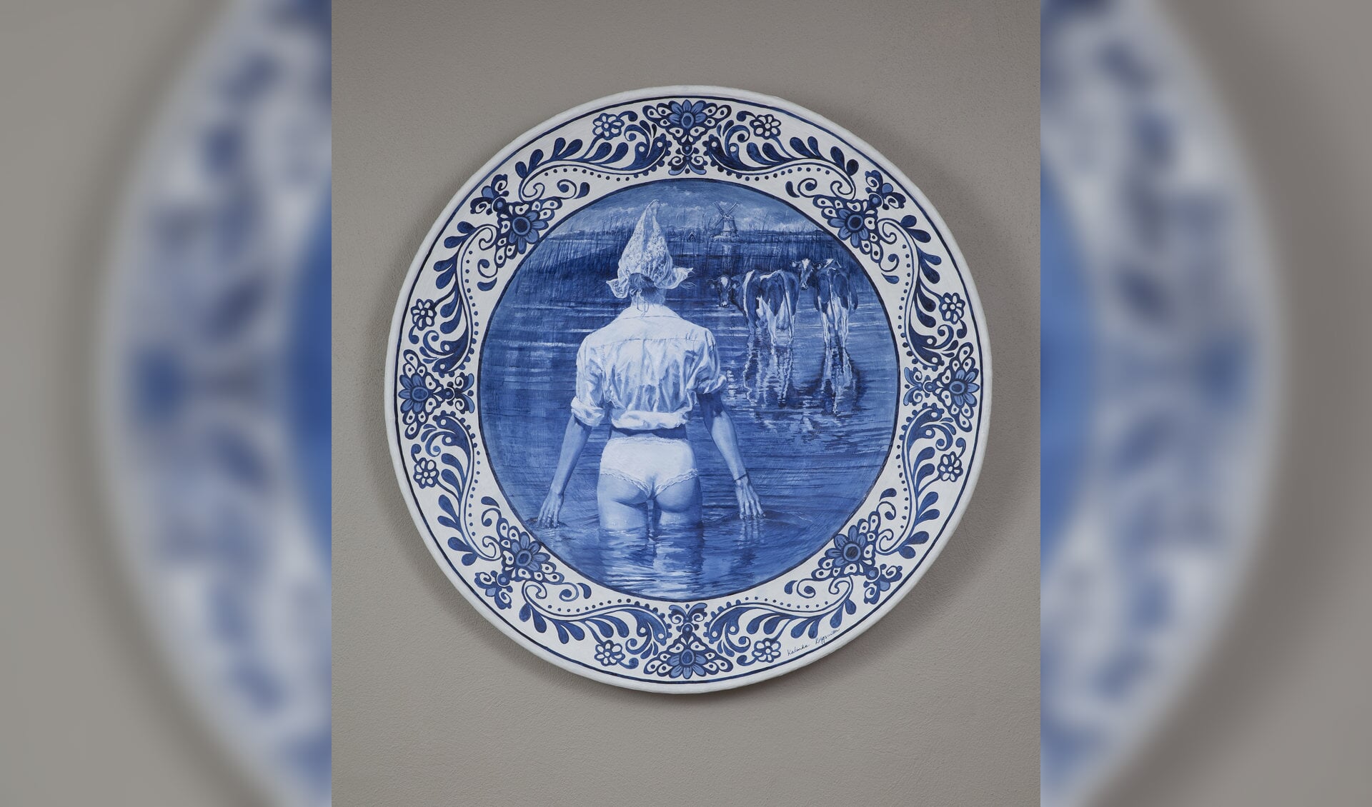 Een van de Delftsblauwe XL borden van Katinka Krijgsman, met als titel: 'Badend melkmeisje'.
