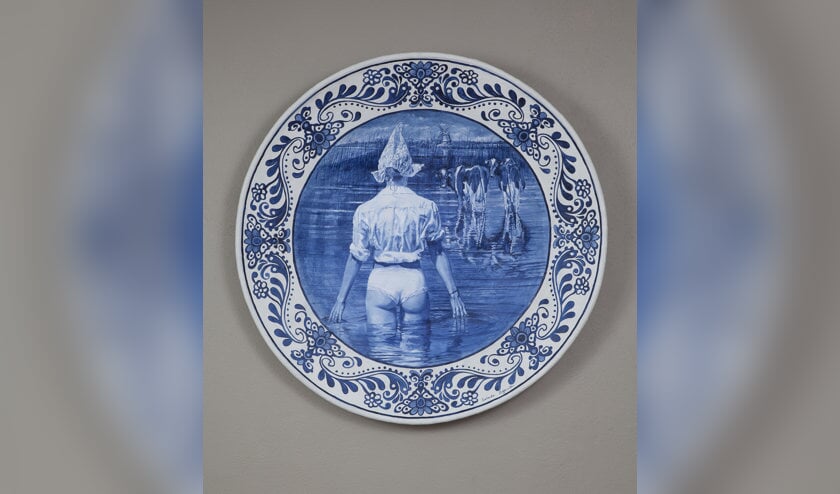 Een van de Delftsblauwe XL borden van Katinka Krijgsman, met als titel: 'Badend melkmeisje'.