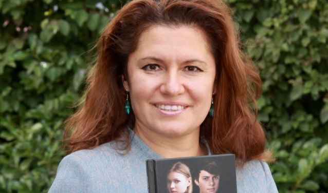 Maria Genova met haar kinderboek.