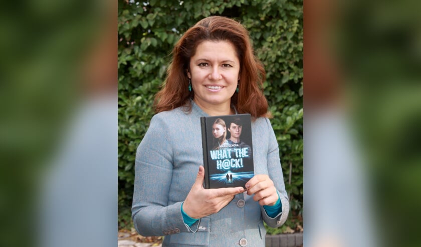 Maria Genova met haar kinderboek.