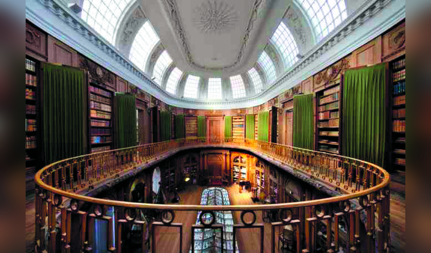 De ovale zaal in Teylers Museum.