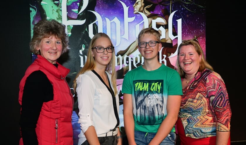 De winnaars van de schrijfwedstrijd werden gefeliciteerd door Afra Beemsterboer en Marieke Neesen.