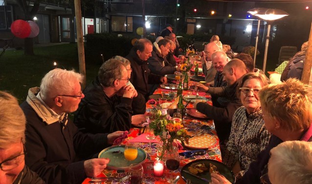 Bewoners van De Raep worden getrakteerd.