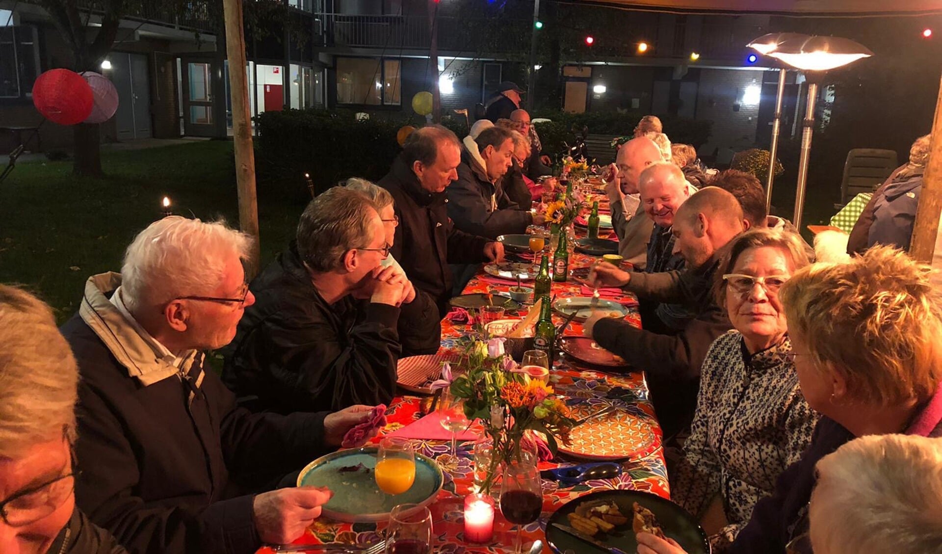 Bewoners van De Raep worden getrakteerd.