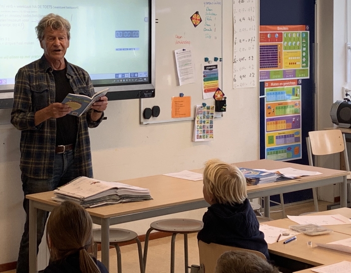 Theo Olthuis staat voor de klas in Bergen.