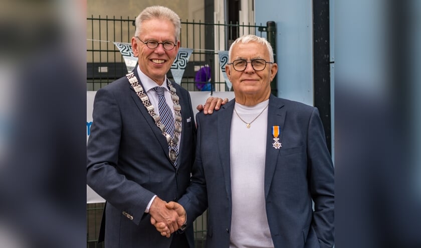 Guus Visser kreeg van burgemeester Don Bijl het Koninklijke lintje opgespeld