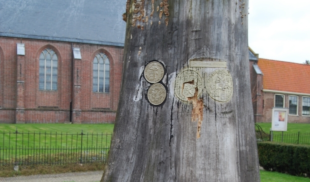 <p>Wie kent het oude monument niet? Het ging verloren door de iepziekte.</p>