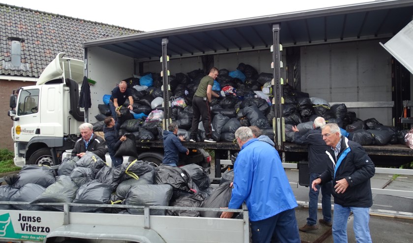Marken doneert circa zes ton kleding voor 'Mensen in Nood'.