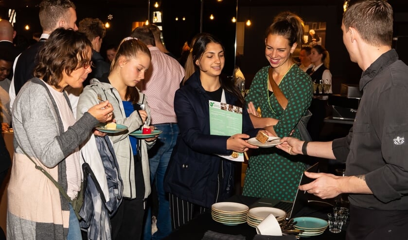 In horeca geïnteresseerde leerlingen vulden enthousiast de vragenlijst in en proefden tussendoor van de hapjes van de leerbedrijven.