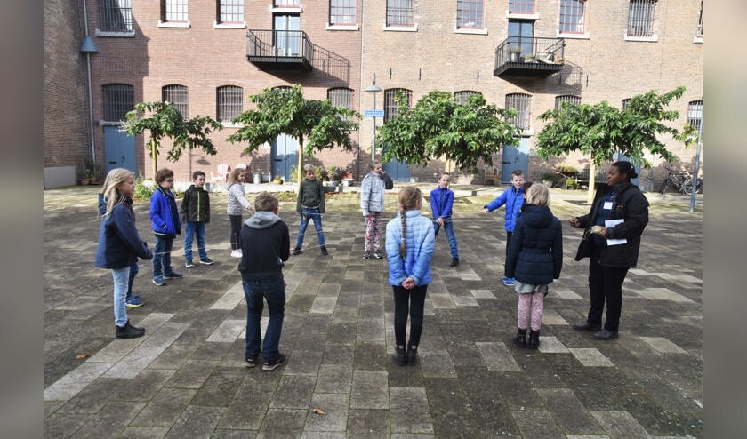 Kinderen spelen het voedselketenspel op het Oostereiland in Hoorn.
