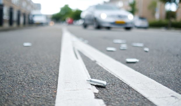 Lachgas ampullen liggen vaak gewoon op straat.