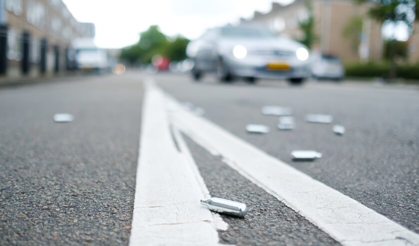 Lachgas ampullen liggen vaak gewoon op straat.