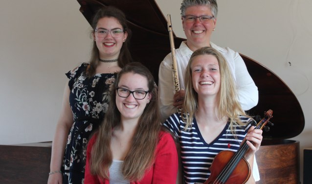 Met de klok mee, vanaf linksachter Femke, Natasja, Lotte en Evelien.