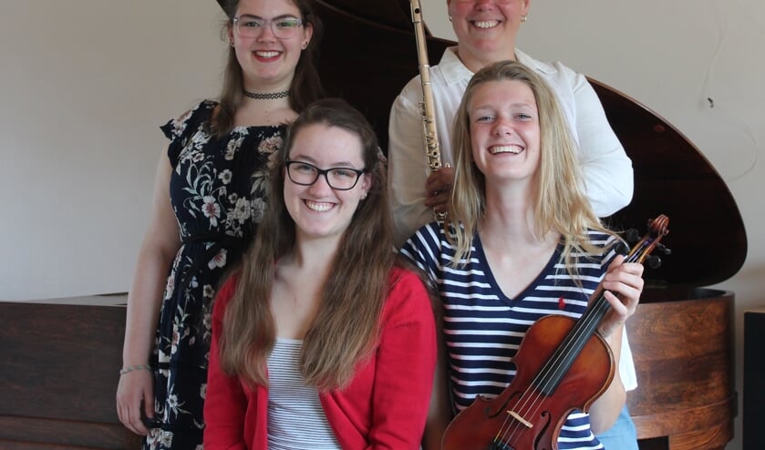 Met de klok mee, vanaf linksachter Femke, Natasja, Lotte en Evelien.