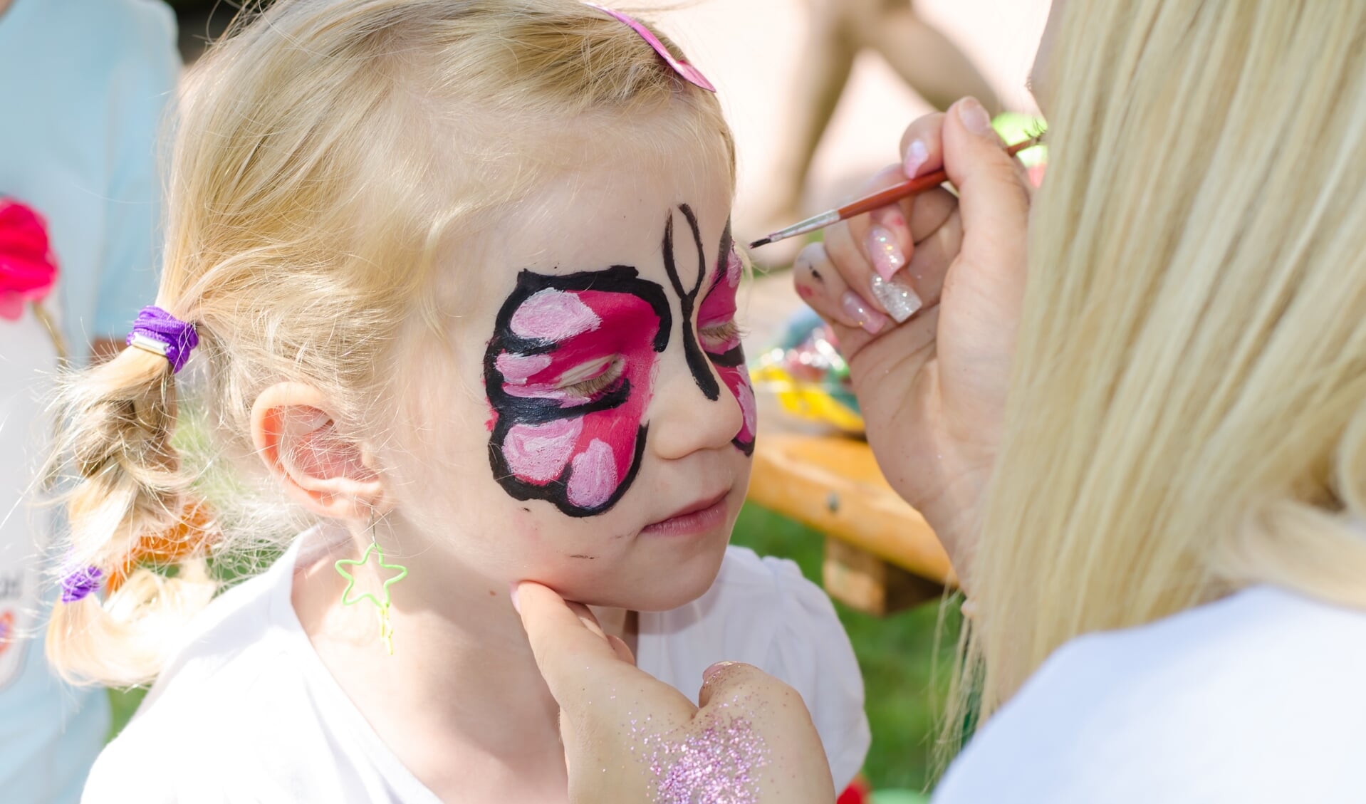 Tijdens de activiteitendag kunnen de kinderen zich laten schminken.