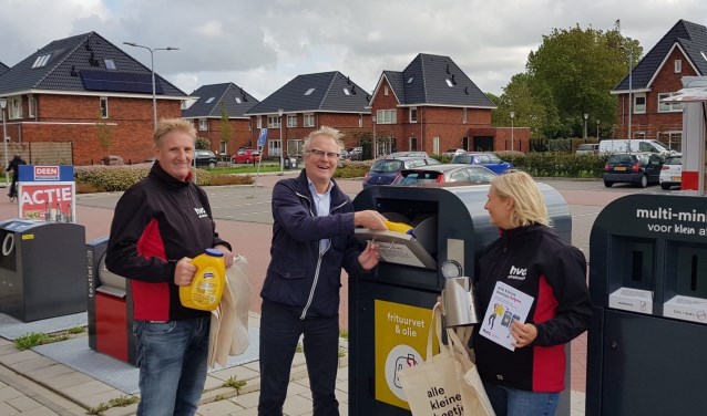 Wethouder Hans Heddes neemt de nieuwe afvalbakken in gebruik.