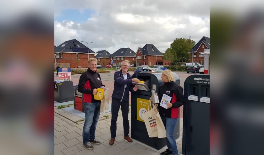 Wethouder Hans Heddes neemt de nieuwe afvalbakken in gebruik.