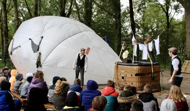 De Theaterhelden vertellen over hun avonturen met de luchtballon.