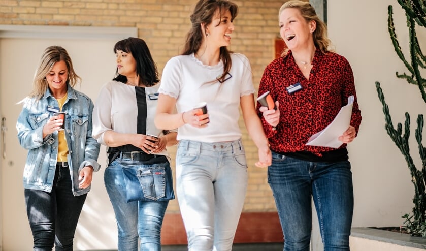 De medewerkers werken in fijne teams.