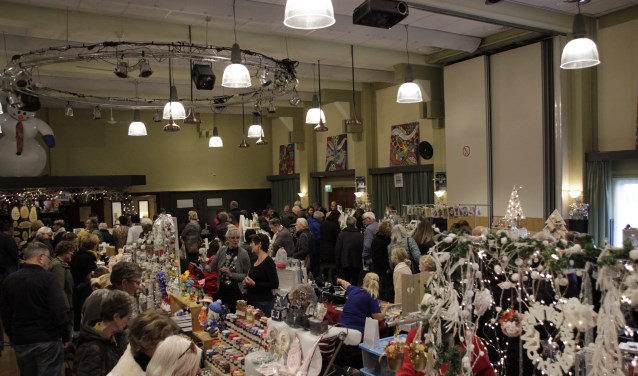 Bezoekers kijken hun ogen uit tijdens de wintermarkt in de Brink.