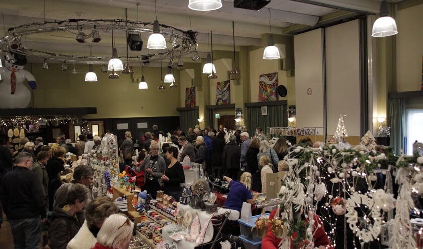 Bezoekers kijken hun ogen uit tijdens de wintermarkt in de Brink.