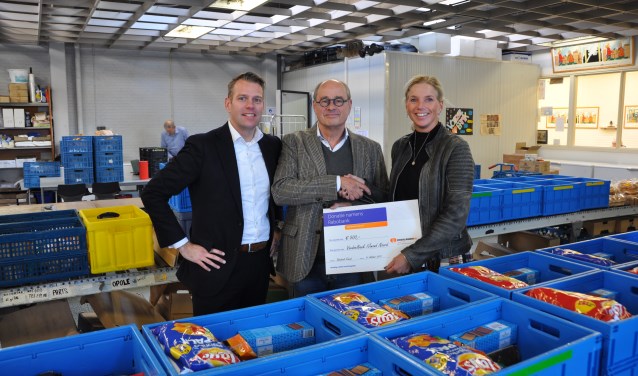 De voedselbanken in de IJmond krijgen financieel steun van de Rabobank IJmond.