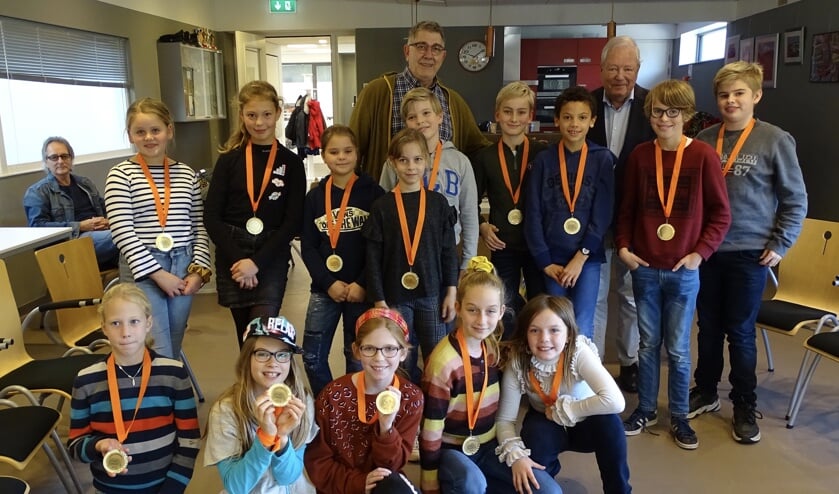 De jeugdambassadeurs, voorzitter Niek Weel en Frans Leijen (werkgroepvoorzitter Jeugd bij de HVB). Op de achtergrond Wim de Haan.