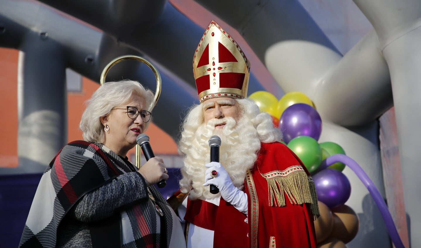 Warme welkomstwoorden van burgemeester Marianne Schuurmans voor Sinterklaas. 