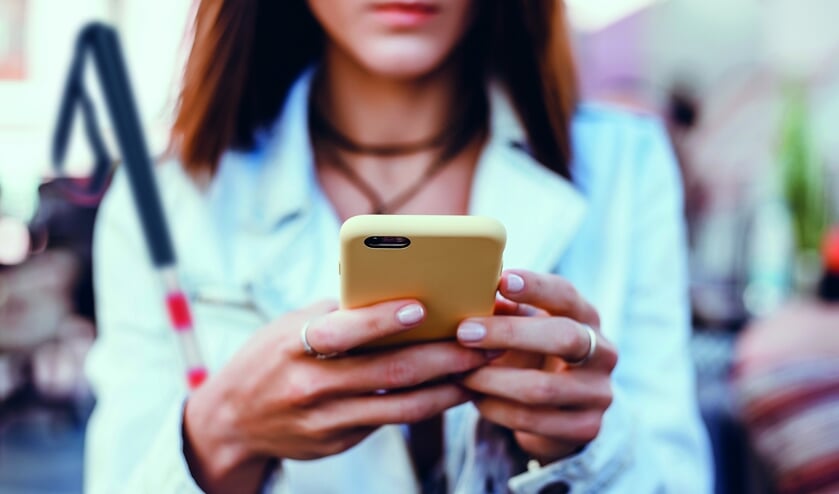 Slechtziende dame met mobiele telefoon.