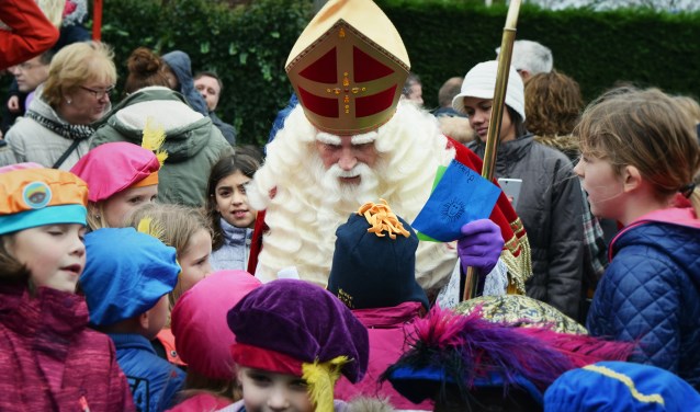 Sinterklaas werd vorig jaar warm onthaald door enthousiaste kinderen in Obdam.