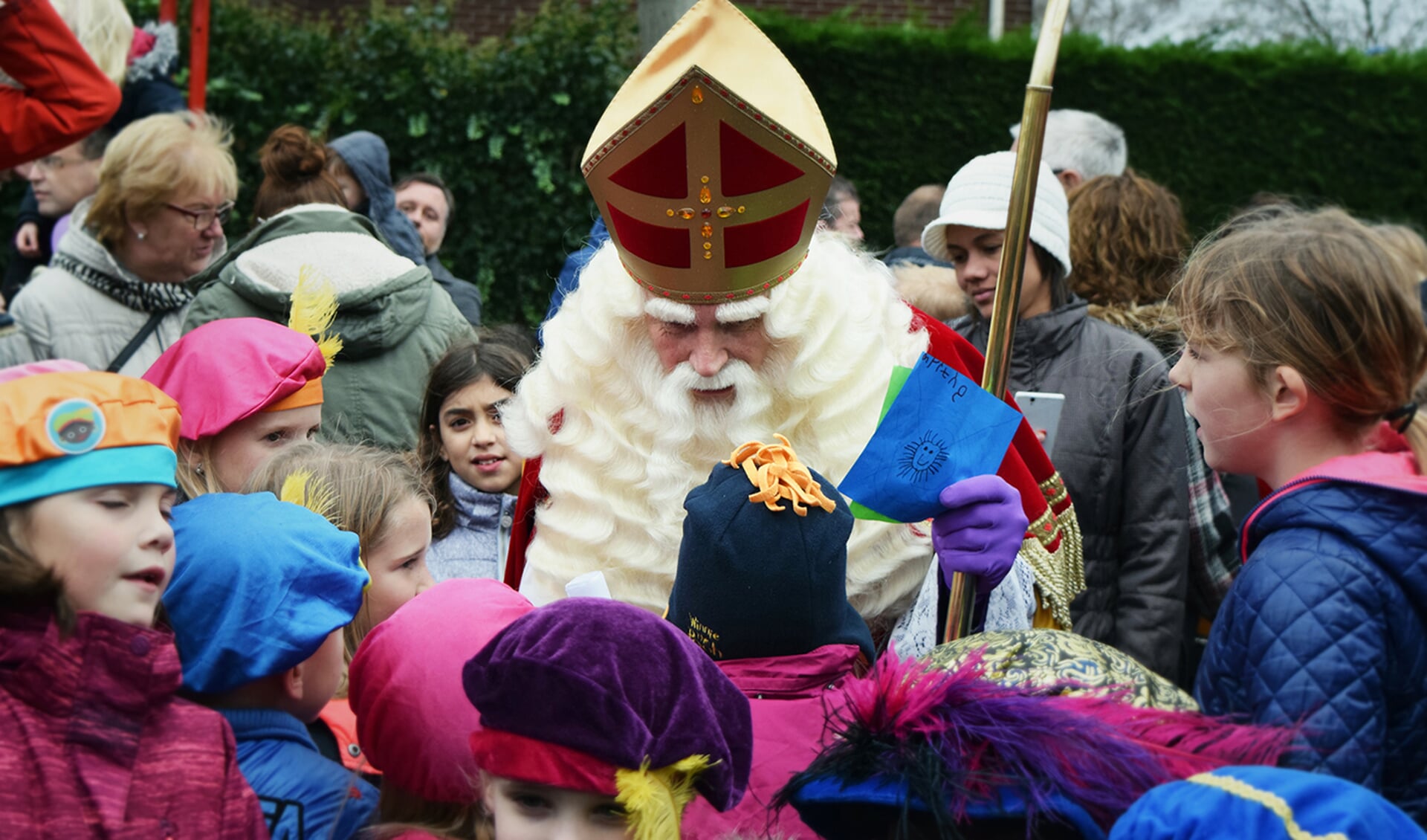 Sinterklaas werd vorig jaar warm onthaald door enthousiaste kinderen in Obdam.