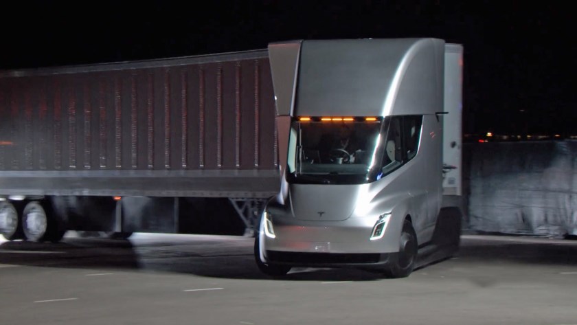 Ook Tesla is drukdoende zich een toekomstige marktpositie te verwerven. Op de foto een van de vijftien Tesla semi elektrische trucks.